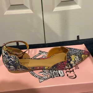Floral print sandals, very fun and boho chic!